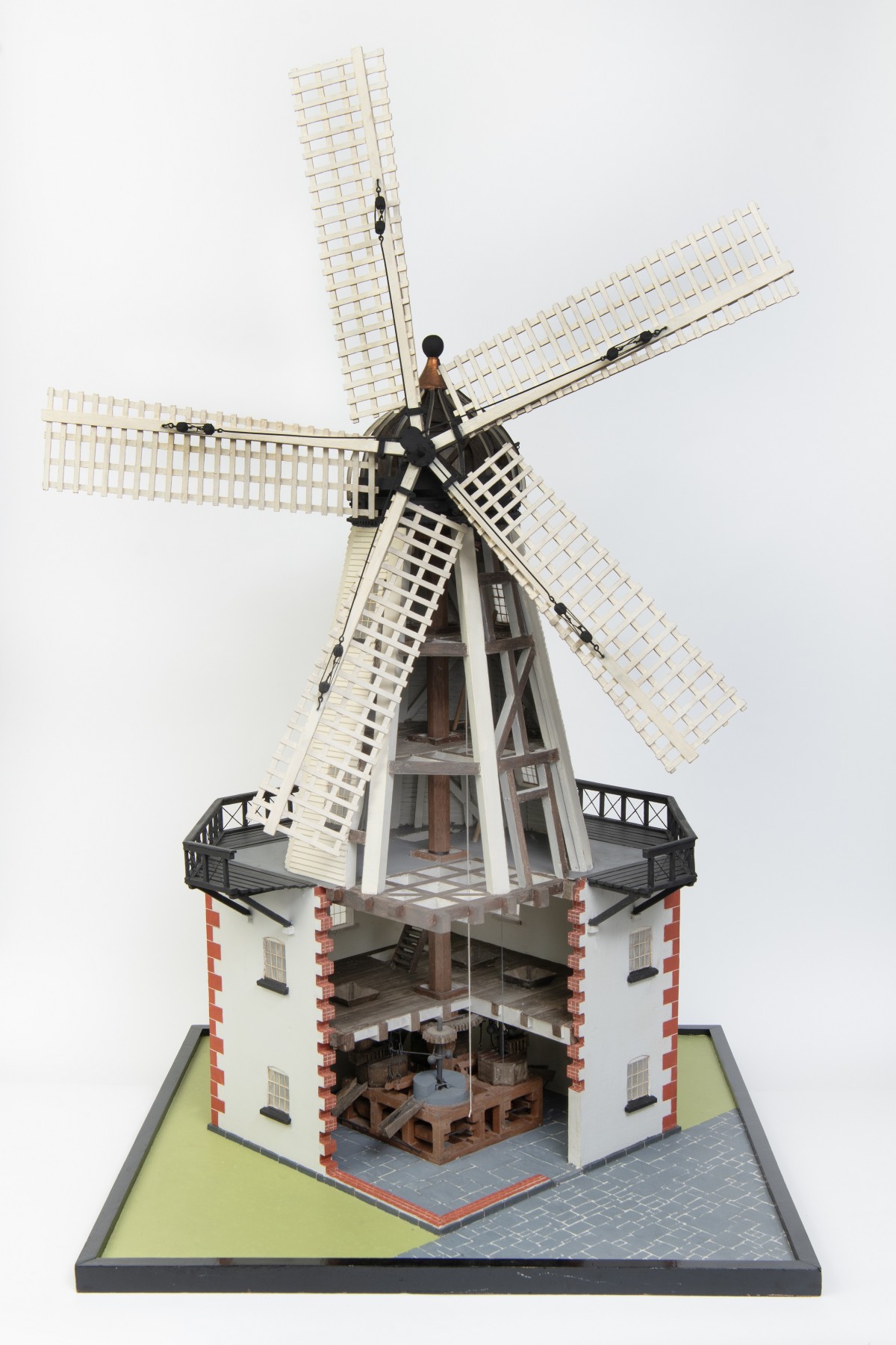A model of a 'chimney' type windmill to a design by John Smeaton.  Built by John Smeaton in 1782, this was the first mill to have five sails.  It was also one of the earliest mills in which cast iron was used.